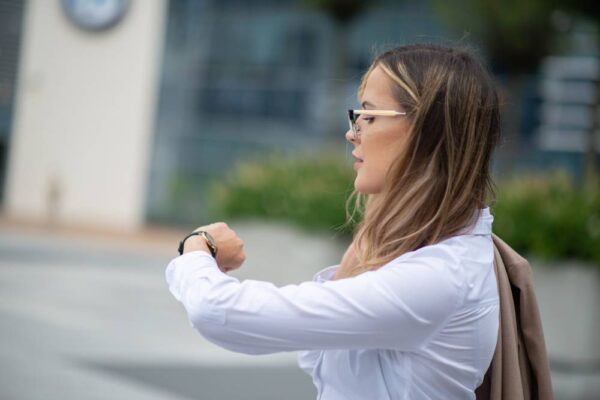 ce înseamnă să te uiți la ora fixă